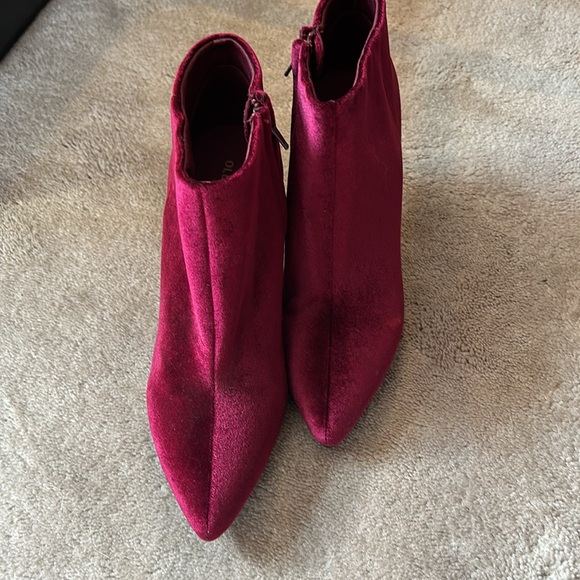 OLD NAVY NWOT WOMANS HIGH HEELED BOOTIES $39 RETAIL NWOT - Picture 3 of 7